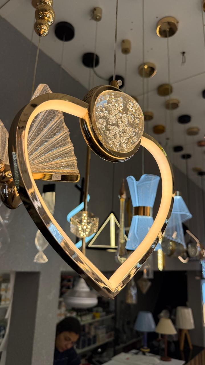 Pendente decorativo em formato de coração em exposição na loja